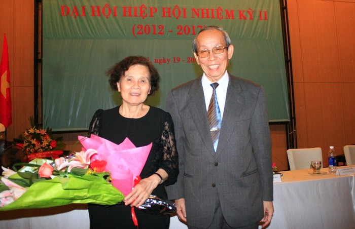 Chủ tịch Hiệp hội - GS. Trần Hồng Quân chụp hình lưu niệm với Chủ tịch HĐQT Trường ĐH Thăng Long - Bà Hoàng Xuân Sính.